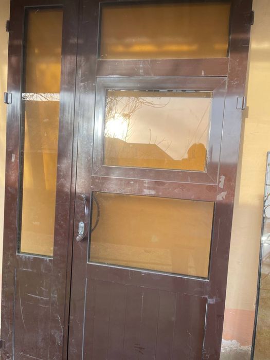 Продается аллюминевая дверь