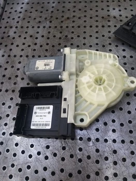 Motoras macara stanga fata vw golf 6 5k scurt 964968101 7746021001 5k0959793 5k0959701d