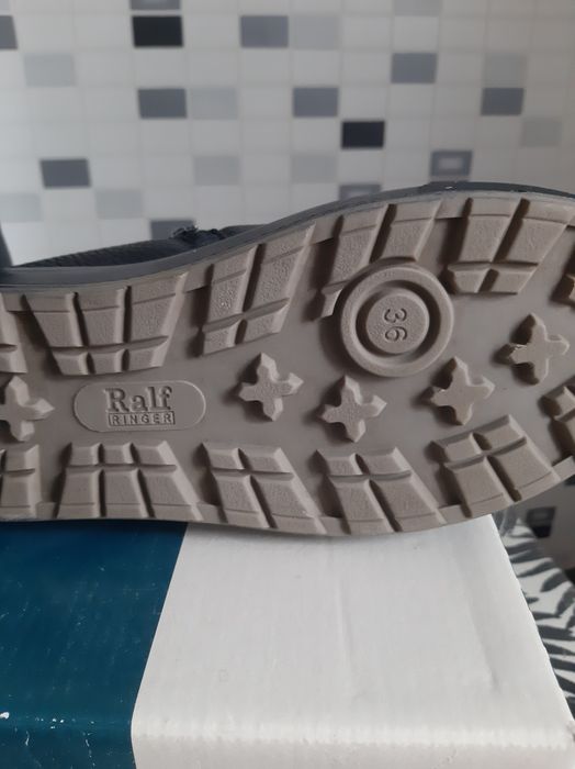 Продам кожаные   демисезонные ботинки для мальчика.