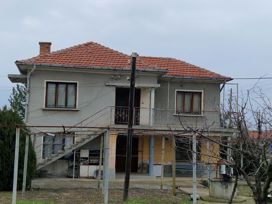 Двуетажна къща в село Средец