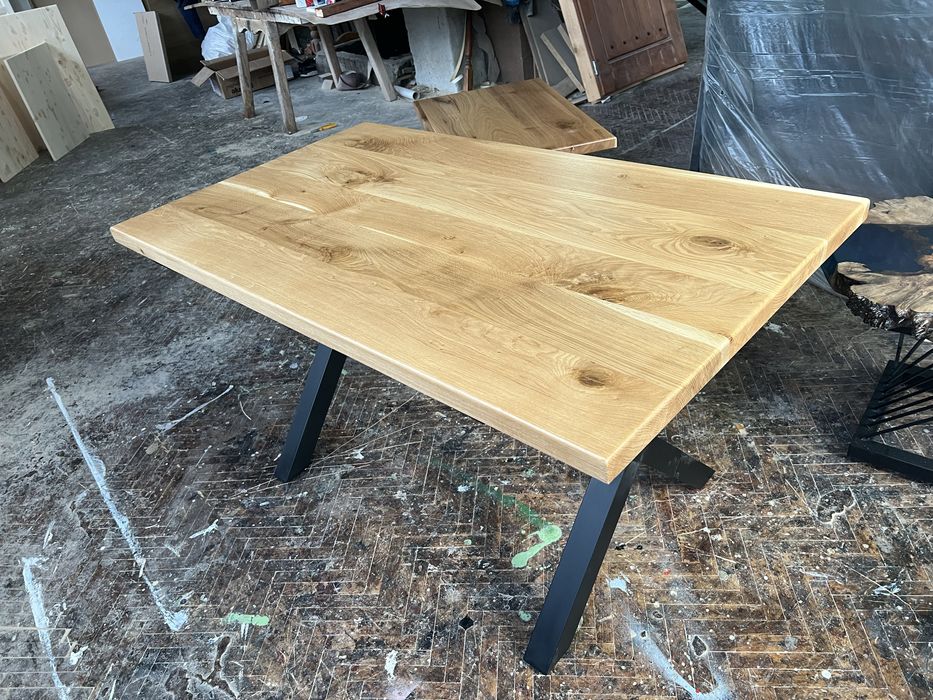 Налична трапезна маса от масив дъб с метални крака