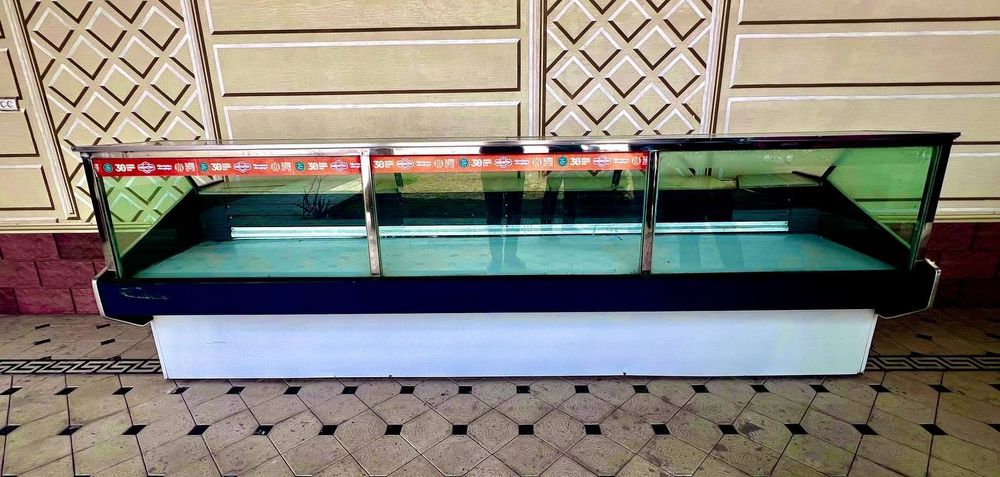 Vitrina Xolodelnik. 3,5 metr. Motori yoʻq. B/u