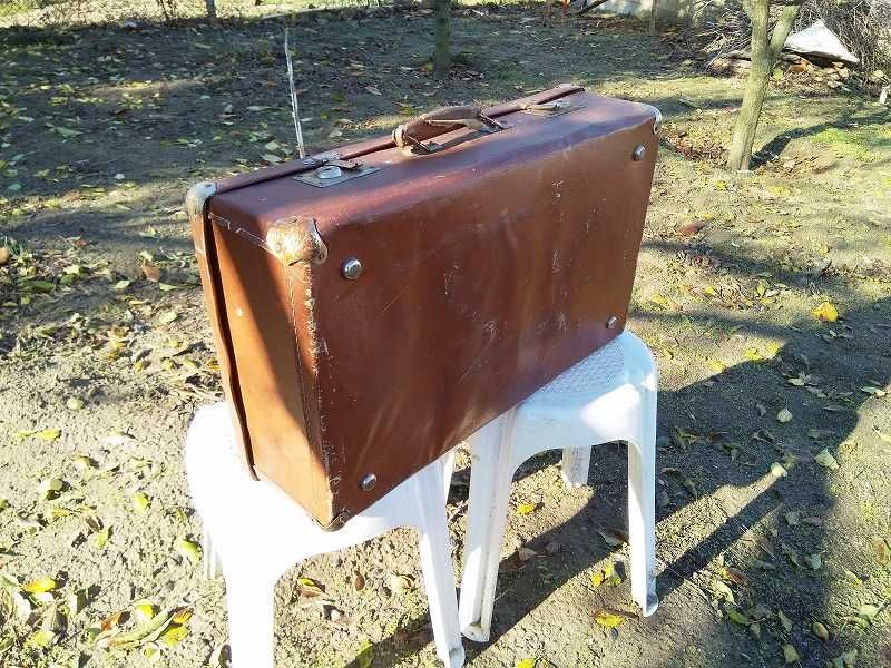 Стар антикварен куфар и старо конопено въже