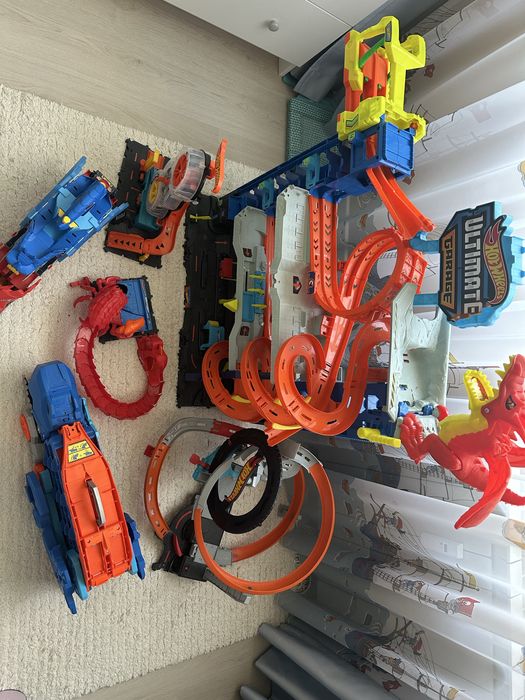 7 комплекта Hot Wheels – Ultimate Garage, T-Rex, дракони и писти