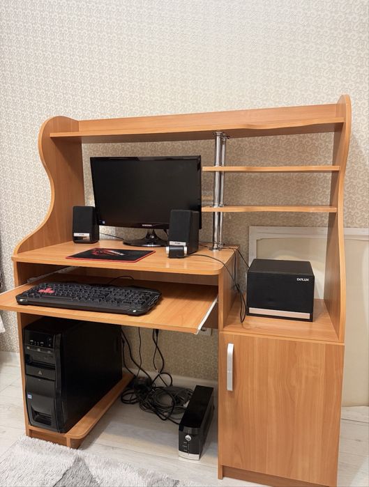 Компьютерный стол, компьютер