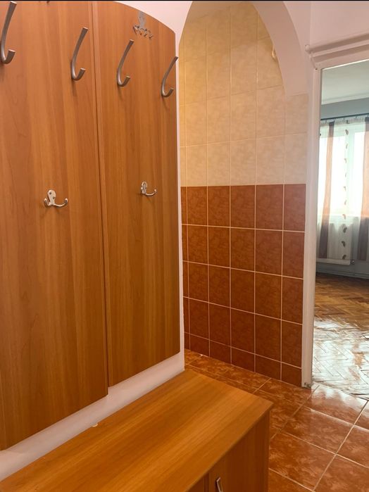 Vand apartament  3 camere, decomandat, zona 9 mai- 23 august