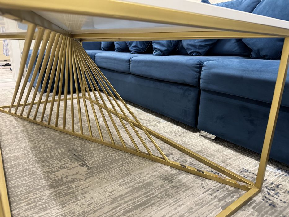 Продается стол с минималистичном стиле