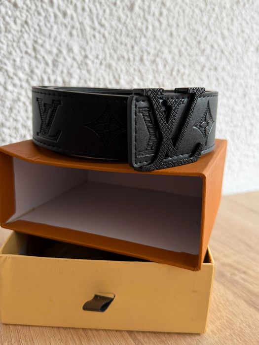 Curea Louis VUITTON neagra noua cu eticheta