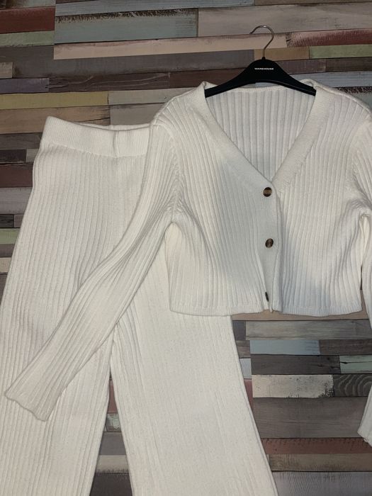 Бял комплект от шейн