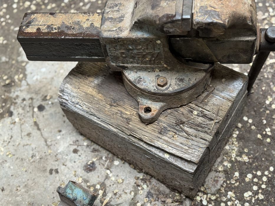 Продам тиски ,фрезерные универсальный