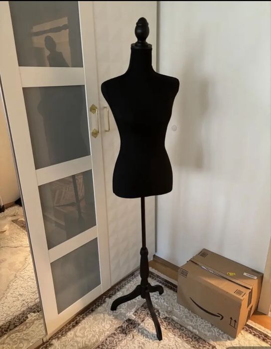 Vand manechin alb sau negru