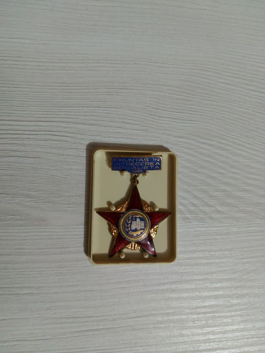 Insigna RSR - Fruntas in intrecerea socialista 1969