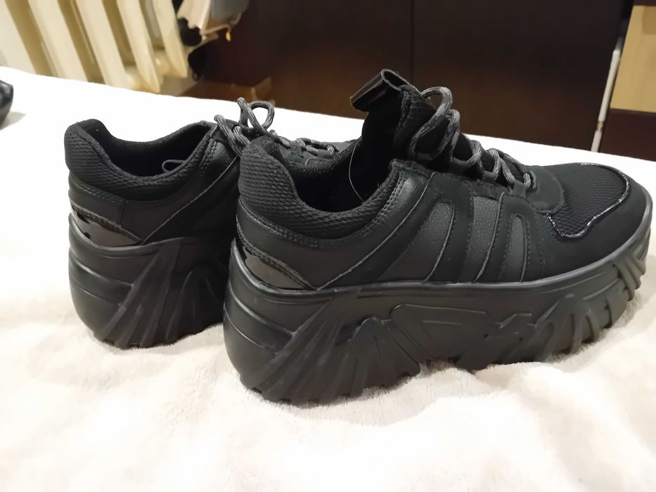 Обувки с висока платформа