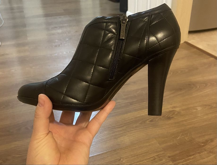 Продаются женские ботиночки