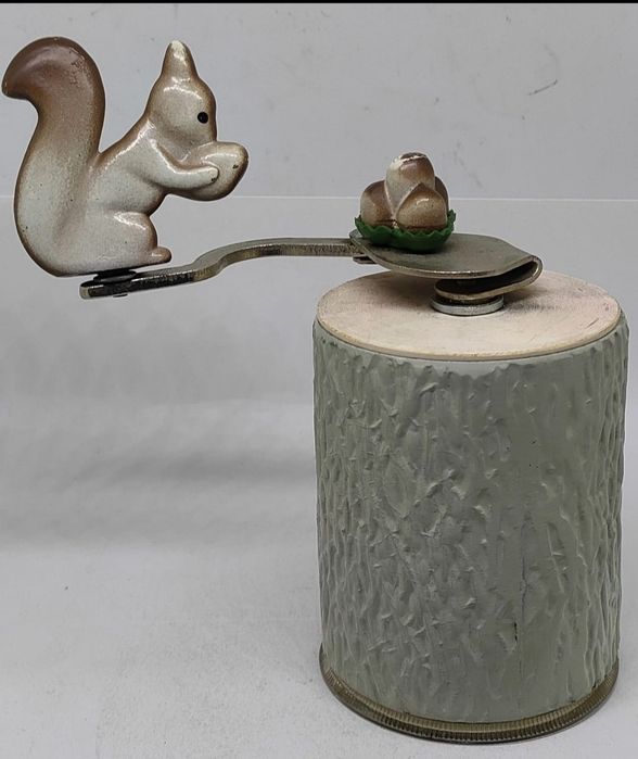 Кофемолка Белочка с орешками