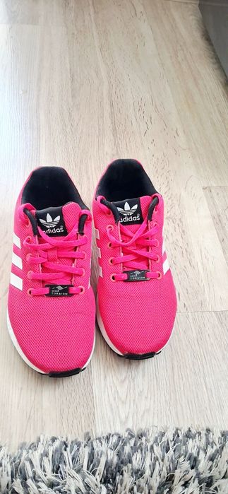 Vând Adidas Originali foarte bune. Se potrivesc la nr 36-37