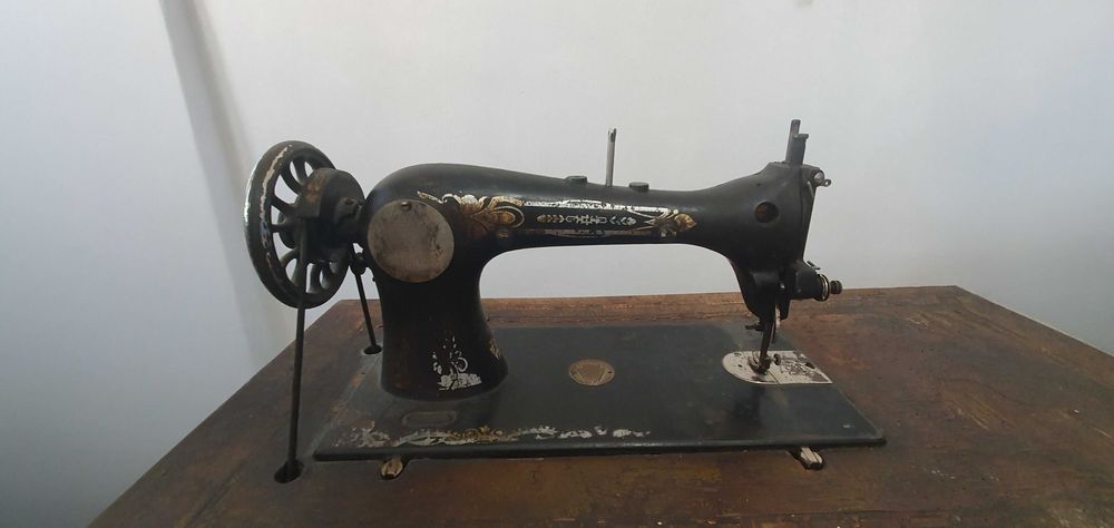 Masina de Cusut Vintage cu Masa de Lemn, Cadru de Fonta si Pedala