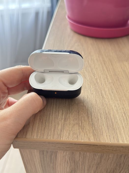 Продам кейс от наушников airpods 3