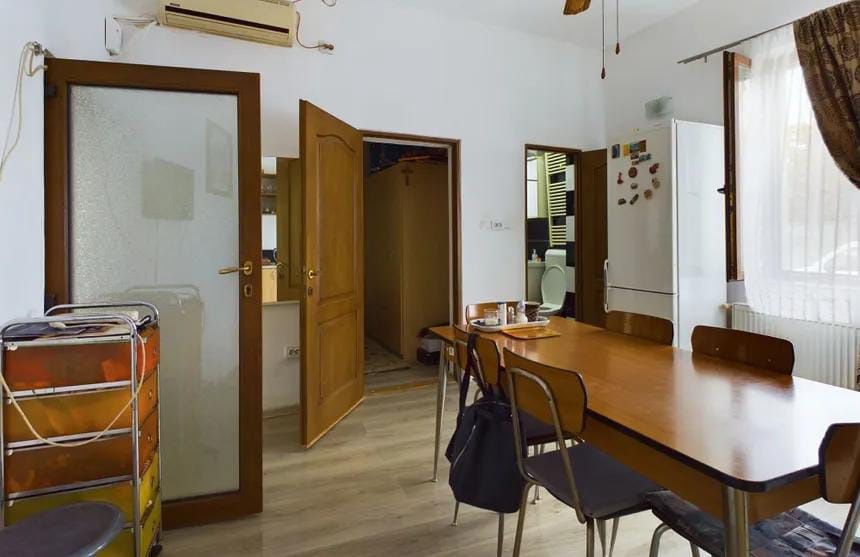 Apartament la casa curte comuna