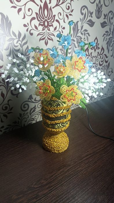 Нарциссы и колокольчики из бисера.