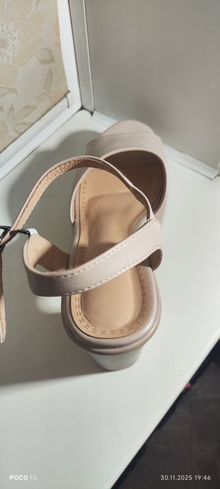 Босоножки бежевого цвета