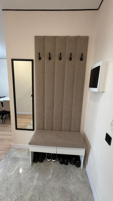 Вешалка новая и зеркало