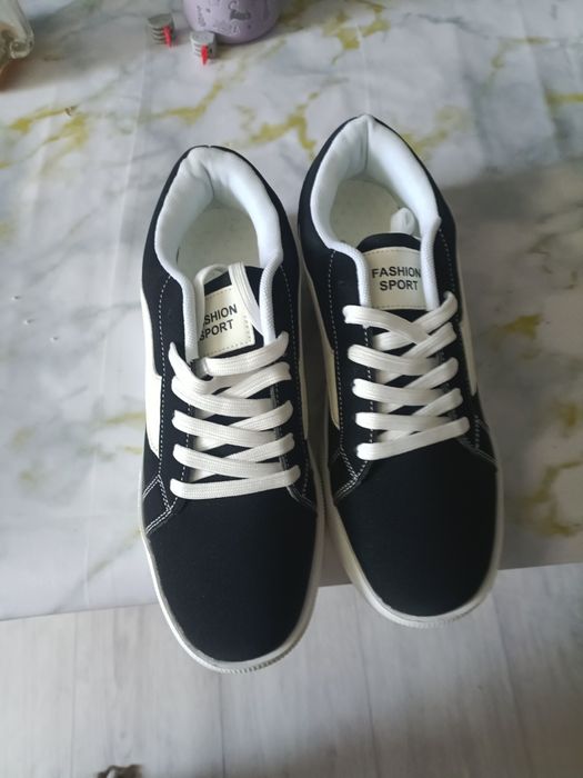 Продам новые кросовки.