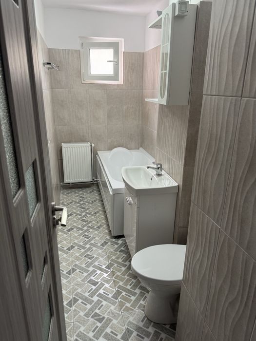 Închiriez apartament MODERN 3 camere etaj 2 Reșița