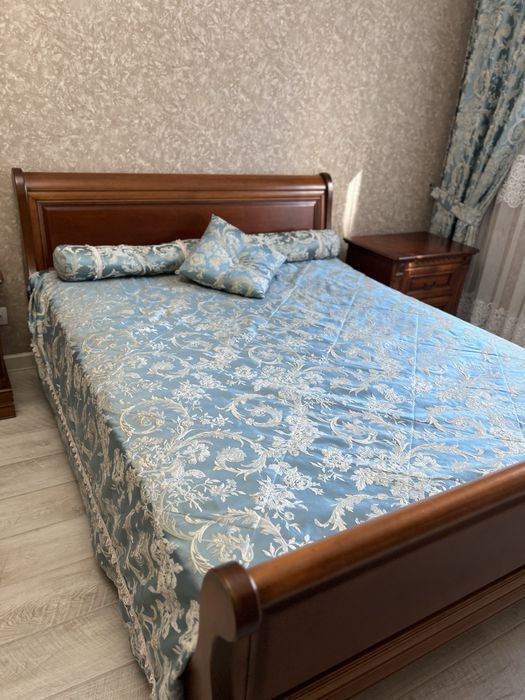 Покрывало с декоративными подушками