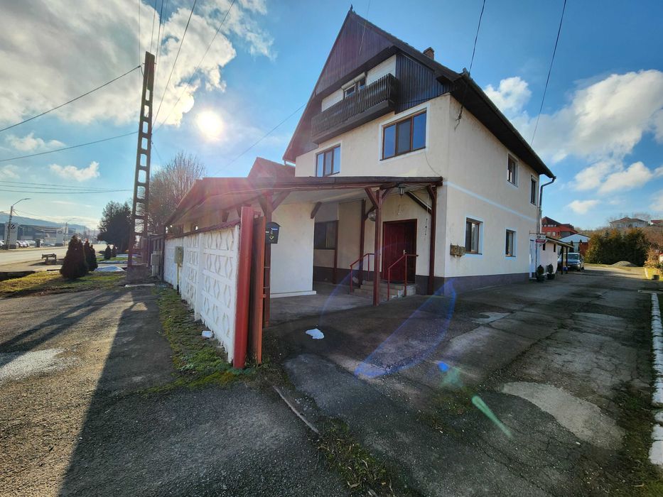 de închiriat clădire locativă/comercială