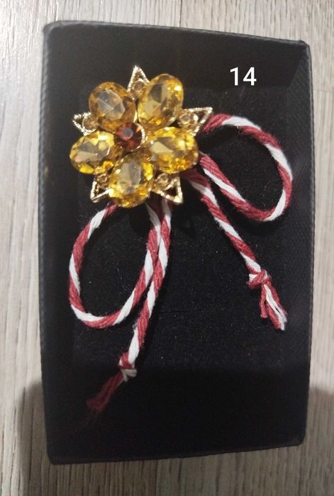 Мартеница с брошка