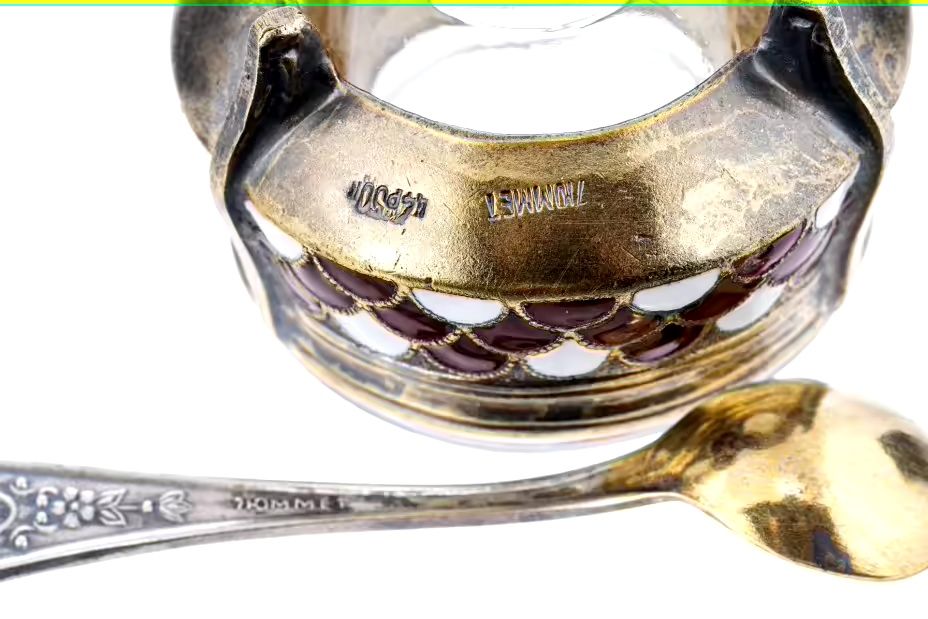 Солонка с декором в виде чешуи