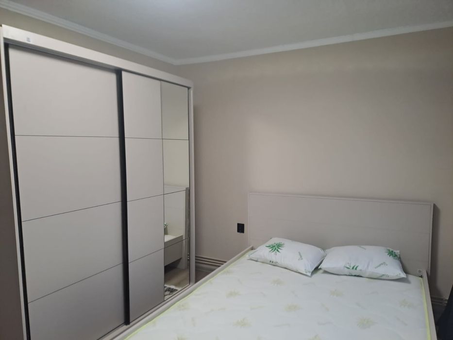 Închiriez apartament cu 2 camere decomandate în zonă ultracentrală.