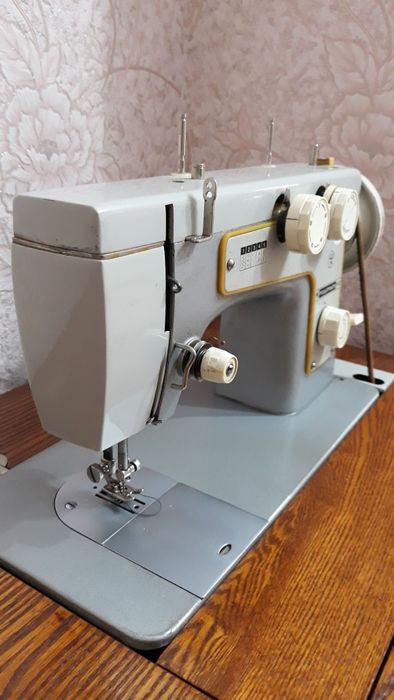 Продам швейную машинку с тумбой