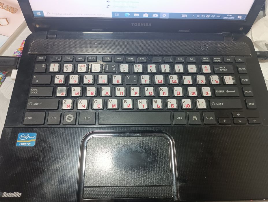 O'qish va ish uchun Toshiba Satellite noutbuki (Core i5 / 4GB RAM)