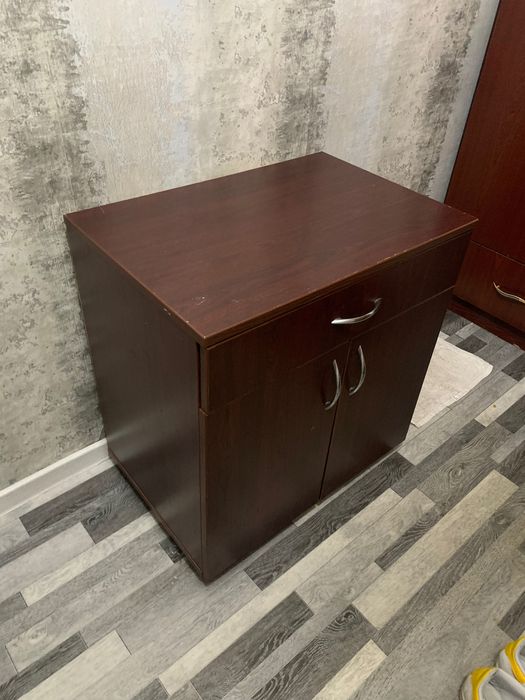 Продам шкаф и тумбы