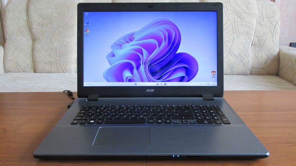 17.3 инча Acer с 8 GB DDR3 и SSD 240GB