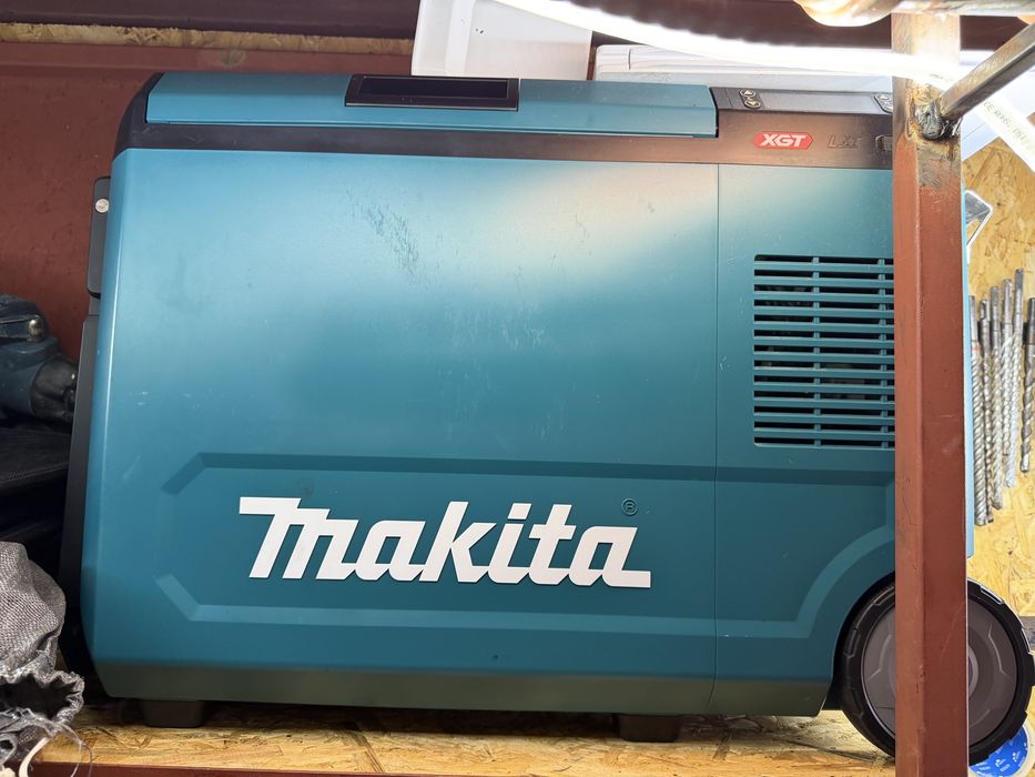 Lada frigorifica Makita XGT 40 V