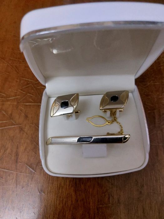Продам запонки новые