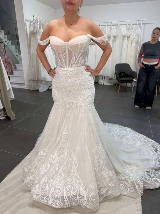 Vand rochie de mireasa cu trena model mila nova