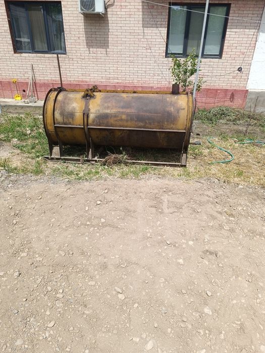 Железные бочки 1,5 куба и 4 ккуба.