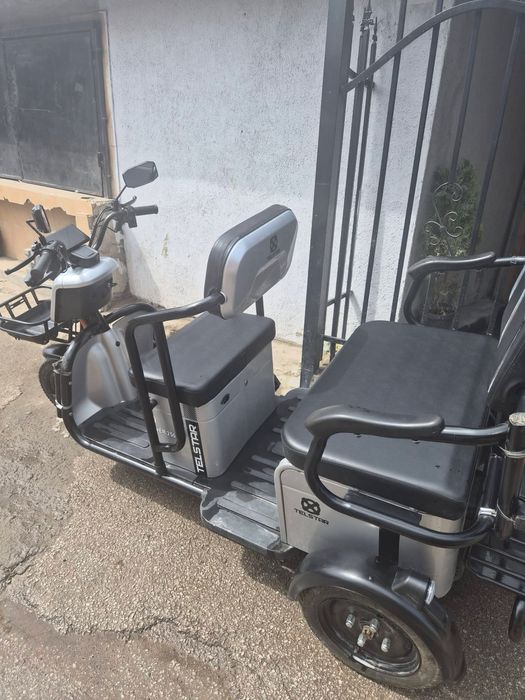 Триколка със документи