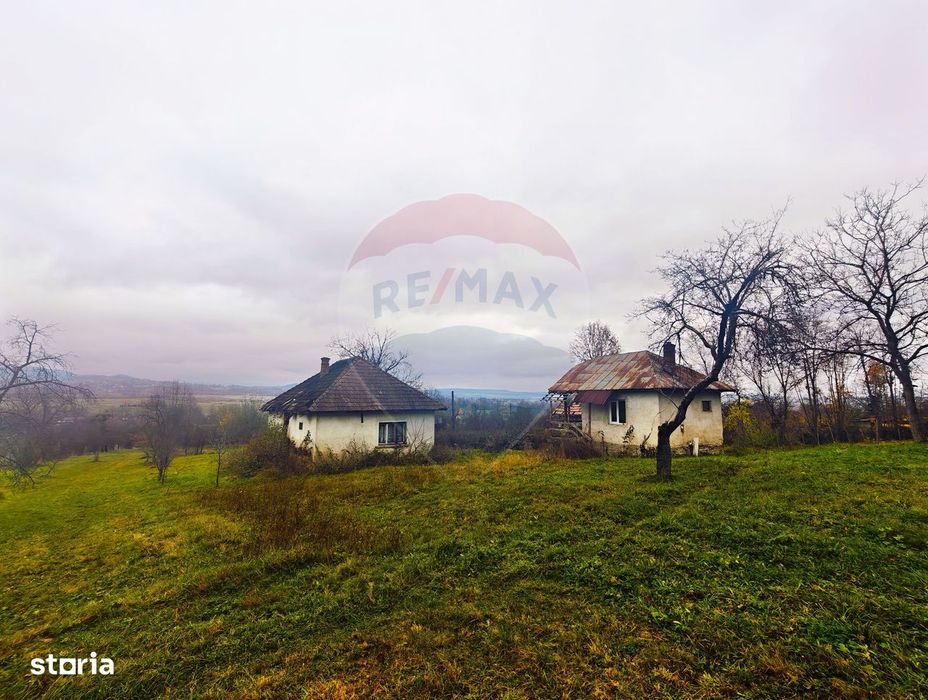 Teren de vânzare Unguraș cu priveliște si anexe