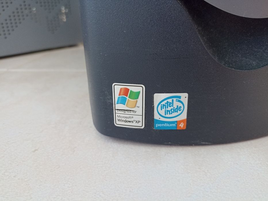 Настолен компютър с монитор  DELL