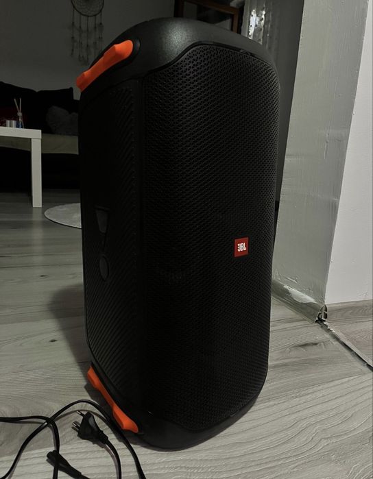 Vând JBL PartyBox 110, în stare foarte bună, perfect funcțională.