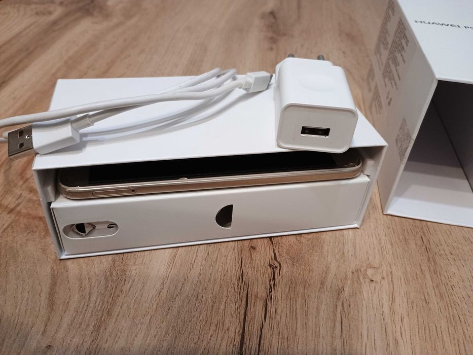 Продавам телефон Huawei с оригинална кутия