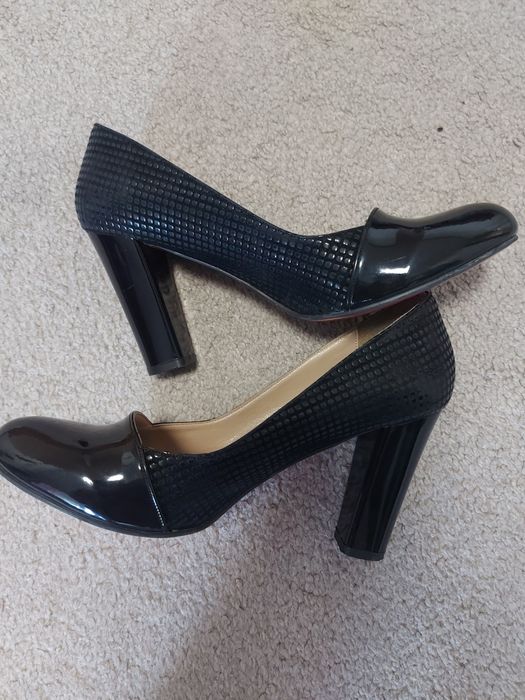Дамски обувки с висок ток