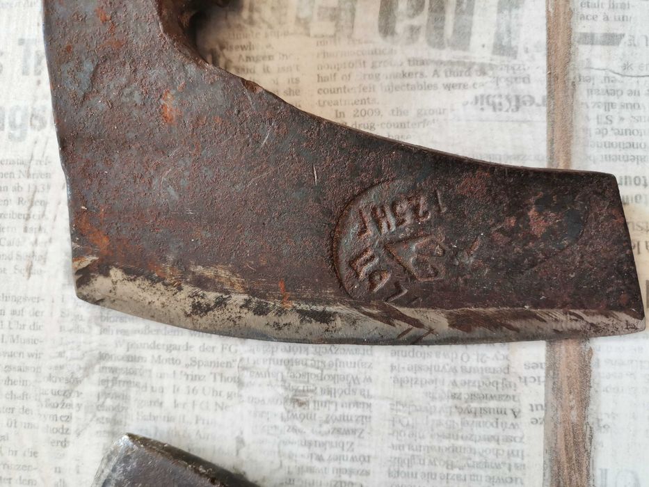 Стара брадва и топор