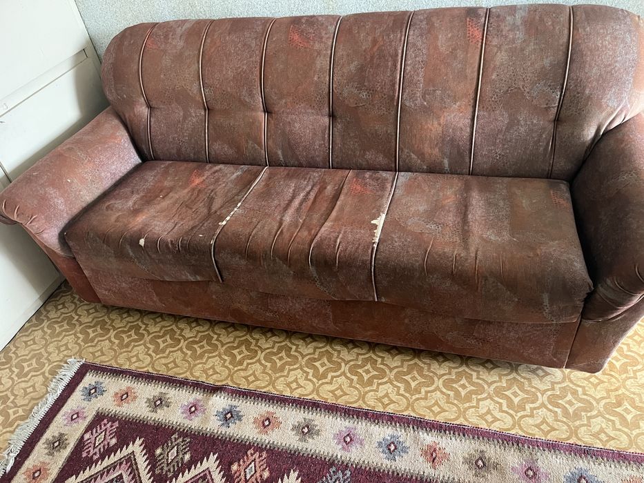 Тапициран разтегателен диван