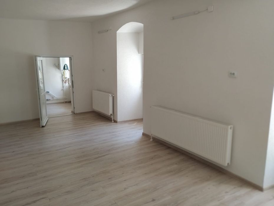 Vând apartament la casă